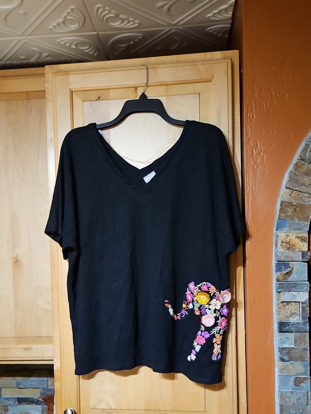 Chico's Black Pink Purple Orange Elephant Floral Embroidery Linen V-Neck Top